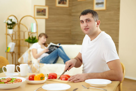 男人在家做飯