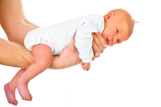 爸爸的手上的新生嬰兒
