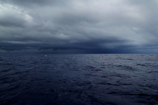 海洋中的多云風(fēng)雨天