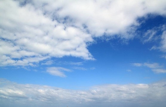 藍(lán)色美麗的天空晴朗的日子和白云