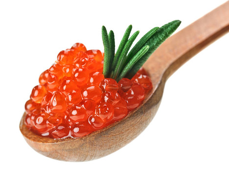 紅鮭魚魚子醬堆在迷迭香葉木勺子