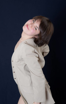 穿夾克的女孩