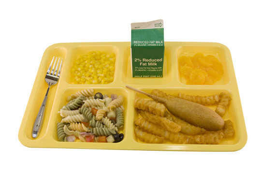 學(xué)校食堂的玉米熱狗午餐