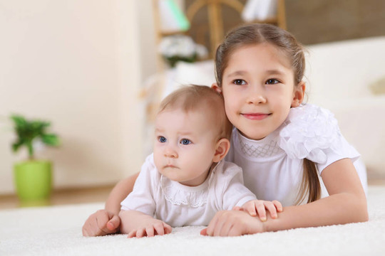 兩個(gè)小姐妹在家里