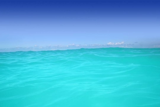 加勒比波浪綠松石水高地平線