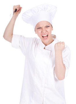 憤怒的女廚師在白色制服和帽子保持刀