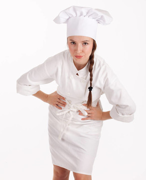 憤怒的女廚師穿著白色制服和帽子