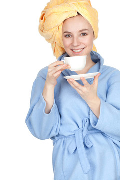 喝咖啡的年輕女子在浴衣和毛巾系列黃頭；