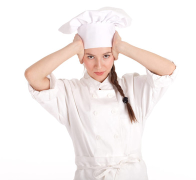 严肃的女厨师，穿着白色制服，头戴帽子
