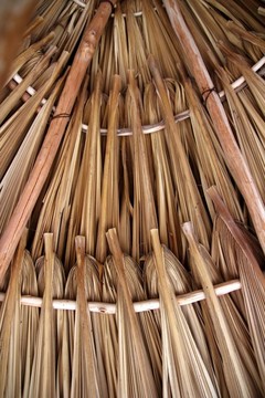 在天窗帕拉帕小屋屋頂?shù)淖貦皹涞娜~子