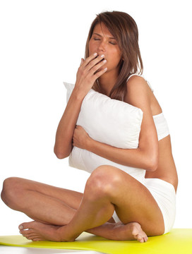 美麗的年輕黑發(fā)女人與白色枕頭