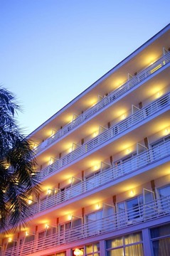 藍(lán)色黃昏下的建筑物夜景燈