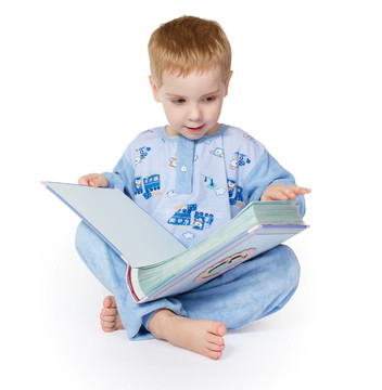 小孩子讀大書。