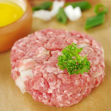 原料肉丸子配上香菜葉和后面一個(gè)生雞蛋、蔥塊（場(chǎng)；很淺的深度關(guān)注丸子的前葉）