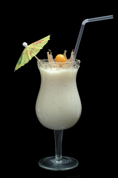 在雞尾酒玻璃裝飾紙遮陽White Guanabana Smoothie；吸管在黑色背景下的酸漿果