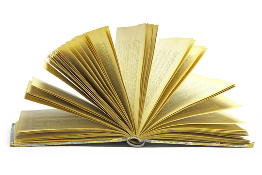 打開古老的書