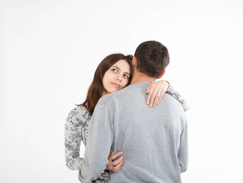 戀愛(ài)中的一對(duì)幸福的年輕夫婦