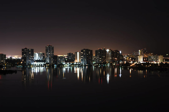 兩岸在夜晚