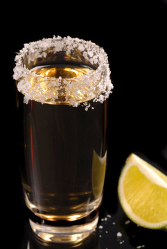 在輪輞和石灰鹽酒一杯