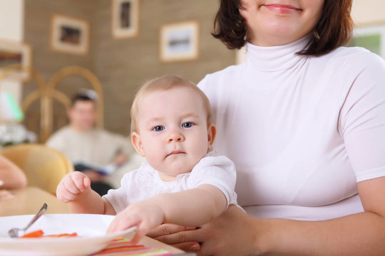 一個(gè)年輕的母親喂養(yǎng)她的嬰兒