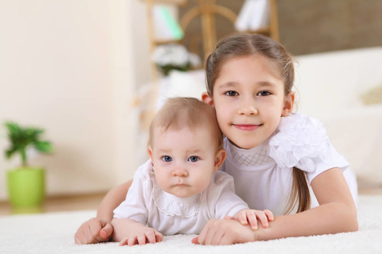 兩個(gè)小姐妹在家里