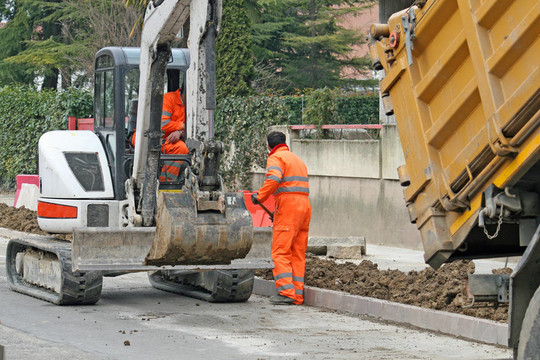 筑路工人與推土機(jī)