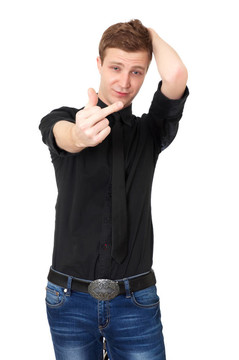 顯示中指的年輕男性