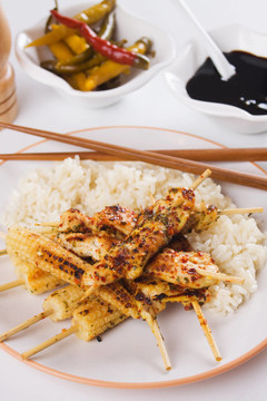 串烤雞肉和玉米筍