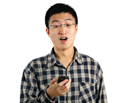 年輕男子驚喜手機(jī)