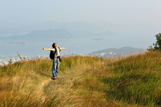 在戶外放松的徒步旅行者