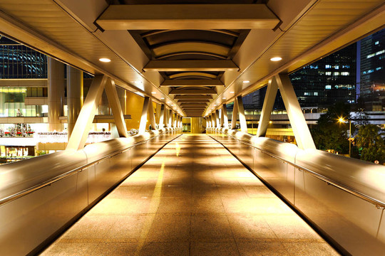 晚上現(xiàn)代天橋