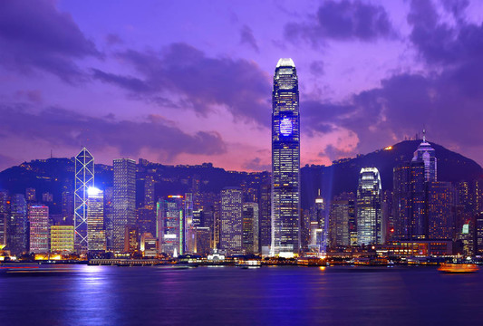 香港的天際線在夜間