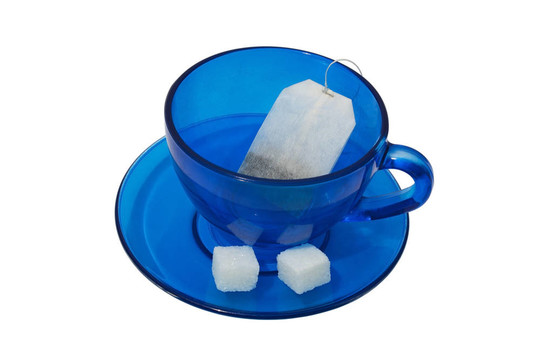 一個藍色杯子里的茶袋。