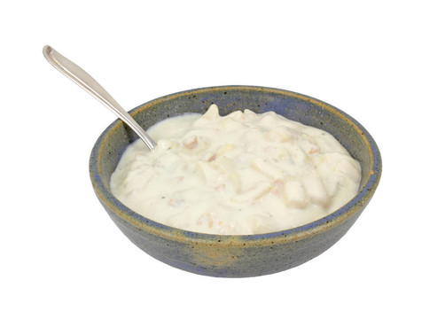 用勺子在老碗蛤蜊濃湯