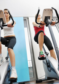 在健身俱樂部womanworkout在軌道上運行的機器