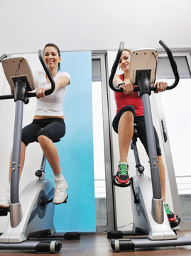 在健身俱樂部womanworkout在軌道上運行的機器