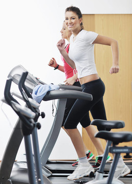 在健身俱樂(lè)部womanworkout在軌道上運(yùn)行的機(jī)器