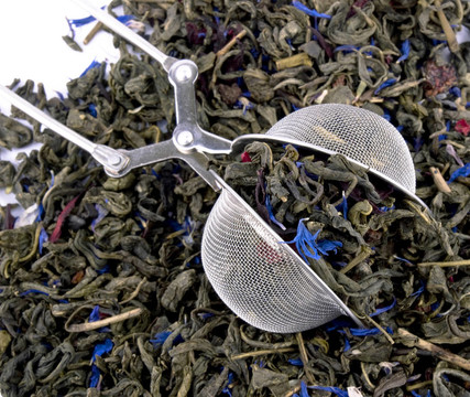 在白色背景和綠茶葉如意