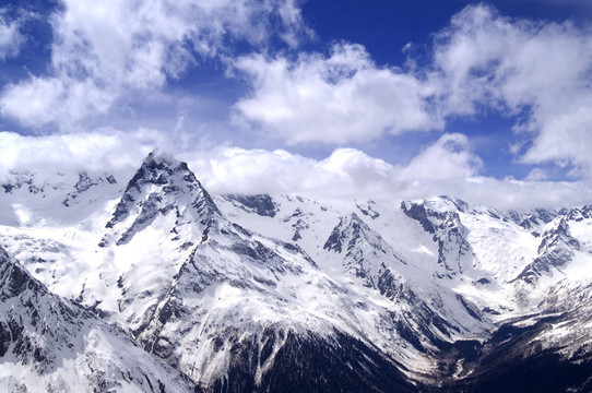 云高加索山脈。棟巴伊