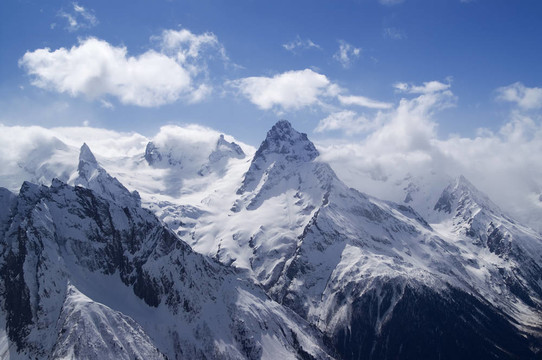 山.高加索。當比。