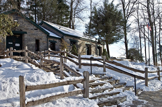 雪中的古老巖石建筑