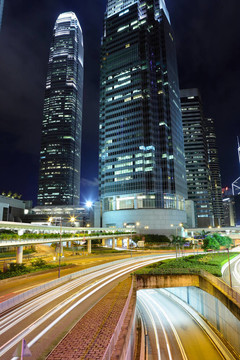 夜間城市交通燈