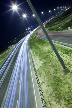 蜿蜒的高速公路