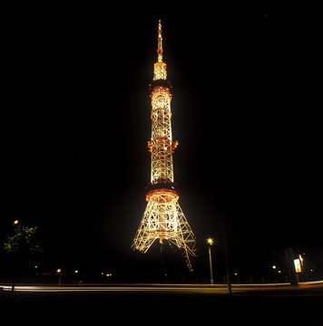 夜間電視塔。
