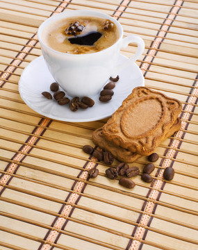一杯咖啡豆和餅干放在墊子上capuchino