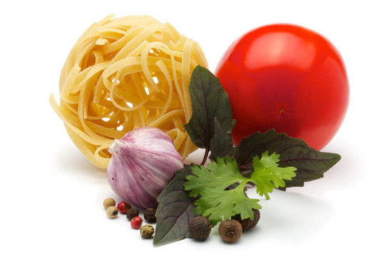 面條；大蒜；西紅柿；香料；羅勒；香菜。