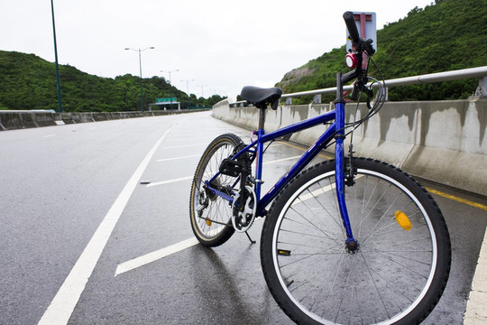 在公共道路上的自行車