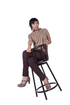 漂亮的女人在椅子上擺姿勢(shì)