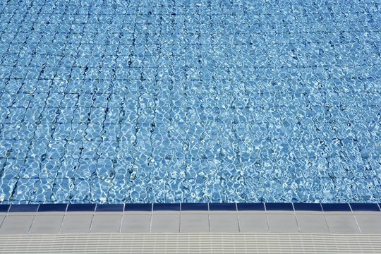 藍(lán)瓦水池水波透視
