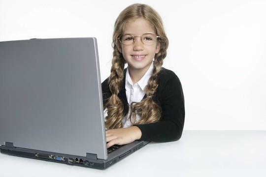 小金發(fā)女孩與筆記本電腦